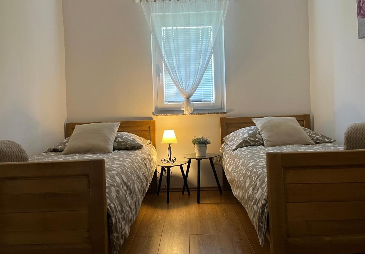 Holiday Home Bozica Licko Lesce Екстер'єр фото