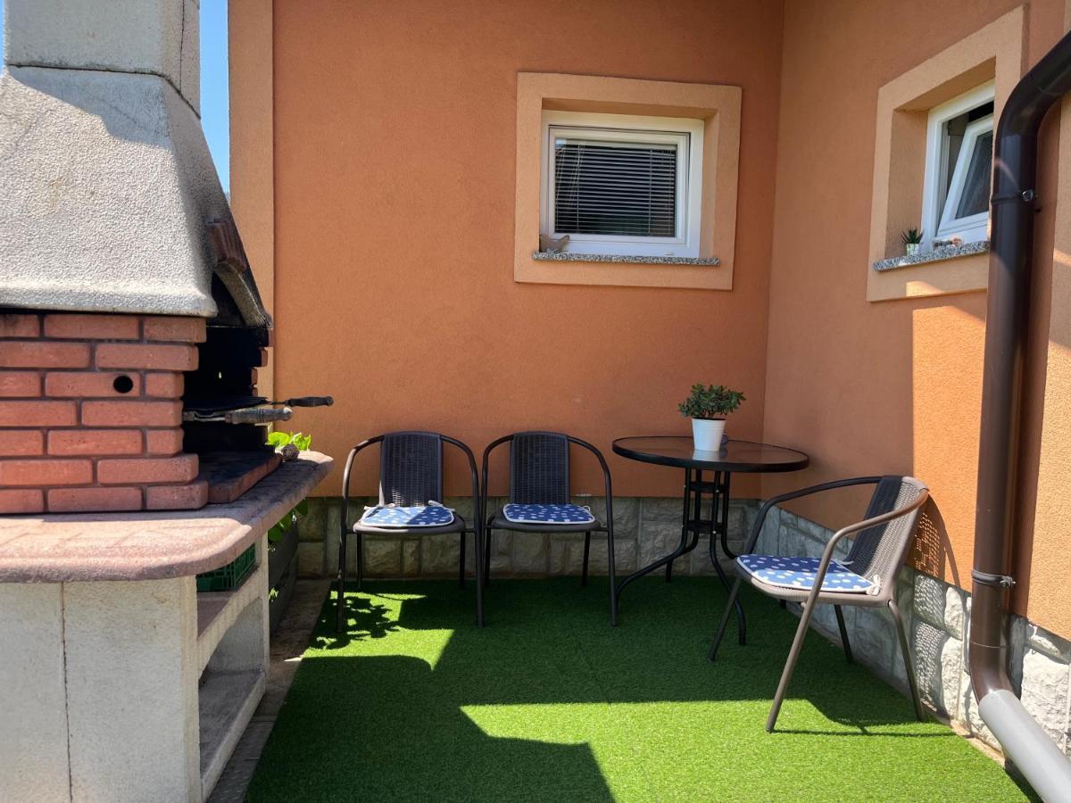 Holiday Home Bozica Licko Lesce Екстер'єр фото
