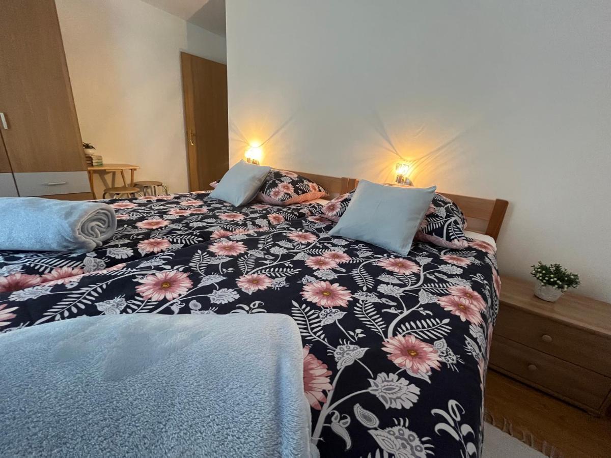 Holiday Home Bozica Licko Lesce Екстер'єр фото